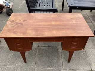 Skrivebord i teaktræ