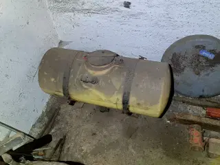 - - - - - - lille tank ca. 80 liter
