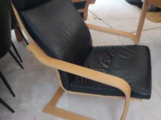 2 lænestole i læder/træ og 2 fodskamler