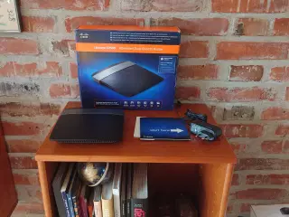 Linksys E2500 WiFi router 300+300 Mbps 2,4 GHz/5 G