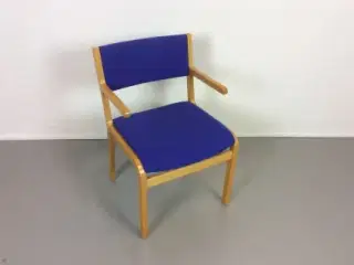 Konferencestol i bøg, med armlæn, blå sæde og ryg