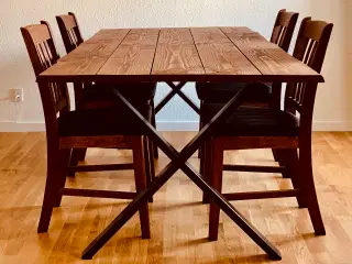 Spisebord med fire stole