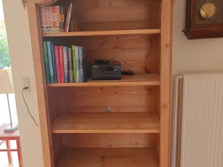 Karlekammerskab med fine detaljer 