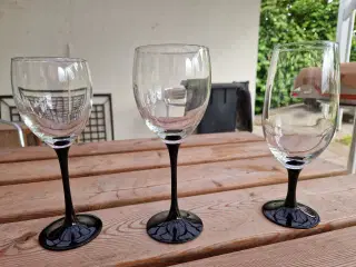 Vin/ølglas med sort fod