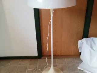 Panthella gulvlampe fra Louis Poulsen