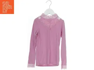 Langærmet bluse med blonde fra VRS (str. 128)