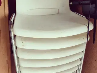 10 hvide plaststole med stålstel 