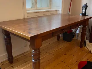 Unikt træbord + 6 spisebordsstole