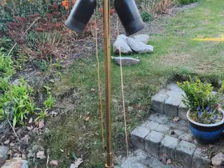 Teaktræ og messing standerlampe 