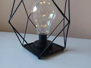Sort Kubus metal Cage bordlampe - batteridrevet