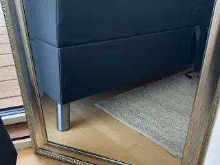 Stort spejl i sølvramme. 