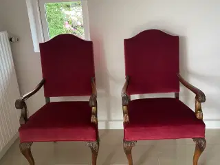 2 stole i mørkt træ