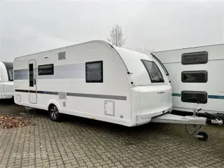 2023 - Adria Adora 613 PK Teen   Adria Adora 613 PK 2023 med 3 køjer. 7 sovepladser, 5 siddepladser. Batteriboks og lader nu standard, Mach Basic, Mikroovn kr. 4.069,-