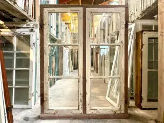 Antikt kernetræsvindue m. karm og blæst glas