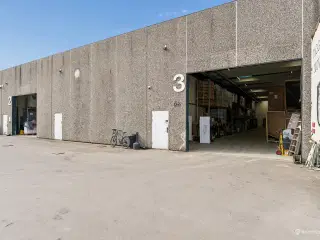 To lagerhaller på i alt 1.953 m2 med dertilhørende kontorer på i alt 356 m2 beliggende i Brøndby – Klar til indflytning!