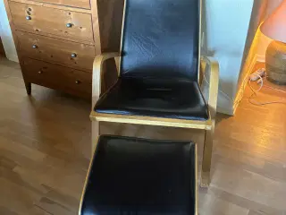 Retro formspændt lænestol med skammel
