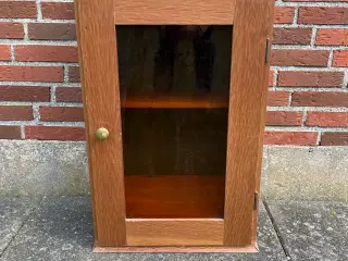 Lille vitrine skab i træ med røgfarvet glas