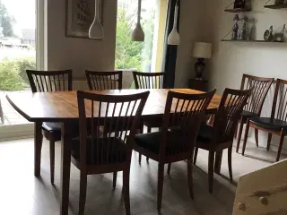 Spisebord i kirsebærtræ med 8 stole og udtræk