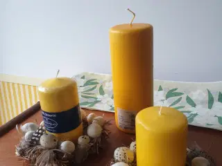 Påskepynt. Æg og fjer og gule lys