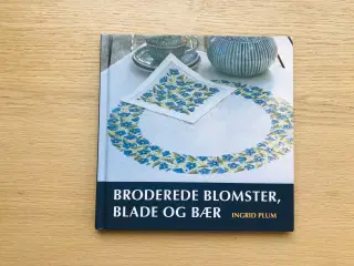 Broderede blomster, blade og bær  af Ingrid Plum