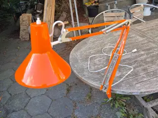 Dejlig orange arkitektlampe i solidt dansk design 