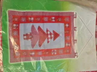 Pakkekalender med juletræ i rød