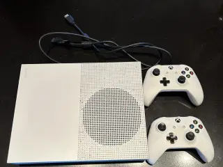 Xbox one S, plus 2 controllere og HDMI stik