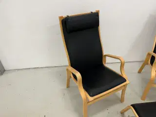 2 lænestole m/nakkepuder i sort læder og stel bøg.