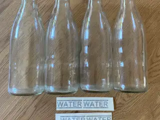 4 vandkarafler med “Water” sticker