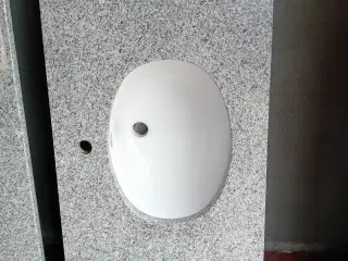 Granitplade med underlimet porcelænhåndvask