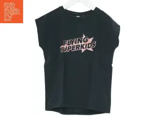 T-shirt med &#39;Flying Superkids&#39; print fra Hummel (str. 128)