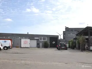 Sjælden industriejendom med udsigt til vandet – Ideel til lager. produktion og kreativt erhverv