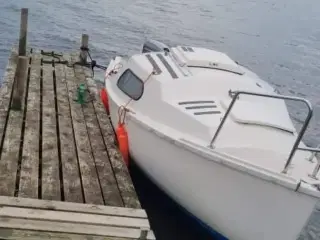 Sejl båd med mast og 2 påhængs motor 