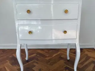 Hvid kommode med 2 skuffer og messinggreb