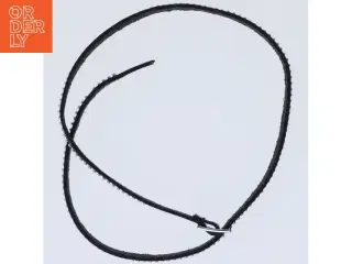 Sort armbånd med metalnitter (str. 57 cm)