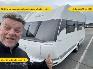 2026 - Hobby De Luxe 460 SL   Ny 2026 NU PÅ LAGER. TILBUD DK-Line med masser af udstyr INKL. i prisen. Enkeltsenge samt endekøkken og stort badeværelse. LAV VÆGT.
