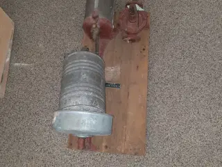 Gammel benzinstander FRA 1960