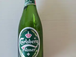 lille plastik øl flaske er tom