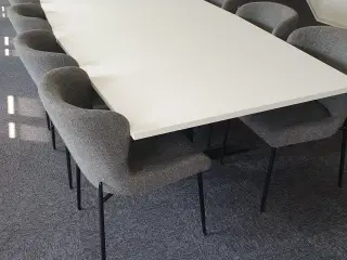 Konferencebord og 18 stole