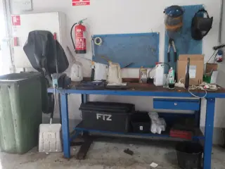 Værkstedsbord med indhold samt 2 stk. tavler