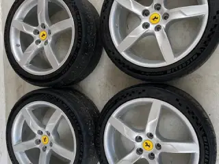 Ferrari Fælgsæt med CUP 2 dæk til Track og gade.