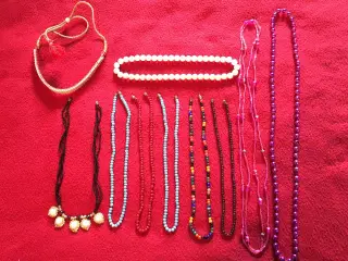 Diverse ubrugte halskæder til salg