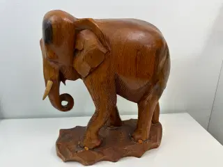 Stor unik elefant i udskåret teak