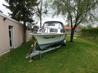 Båd med kabine