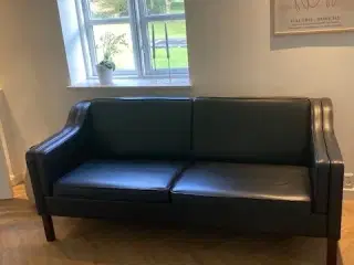 Pæn, sort Mogens Hansen 2,5 pers. sofa