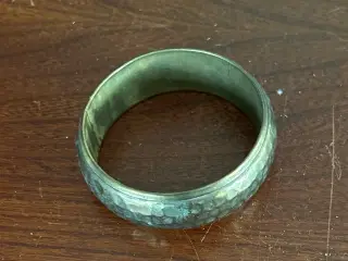 Armring i messing, Ø ca. 6,8 cm.