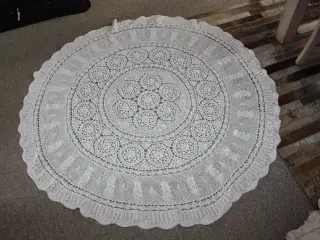 Hæklet dug i bomuld med en diameter på 134 cm