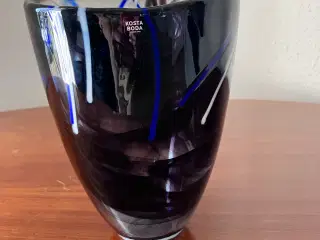 KOSTA BODA vase, dyb blå/lilla