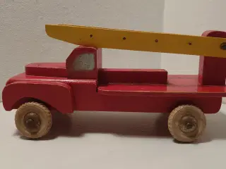 Gammel stige/brandbil i træ. Ca. 1950