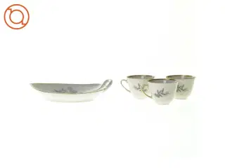 Fad og kaffekopper fra Kjøbenhavns Porcellains Maleri (str. Fad 25 x 18 x 4 cm t kop 8 x 6 cm)
